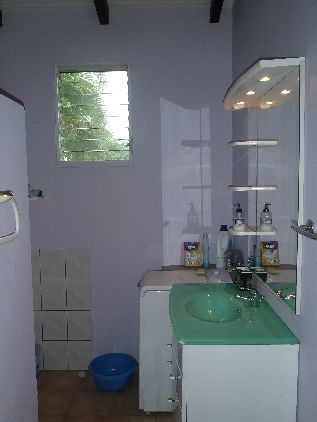 a very fontional bathroom